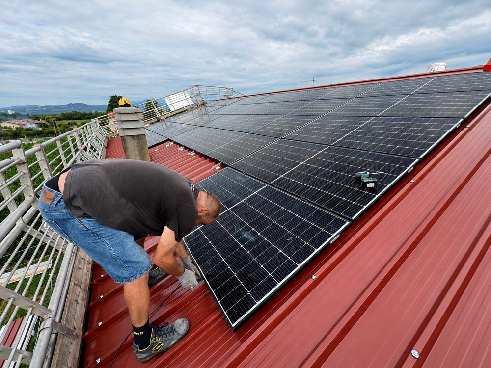 Pannelli fotovoltaici installati su copertura