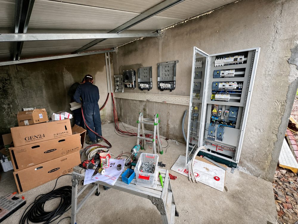 Tecnico al lavoro su impianto elettrico